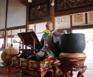 読経する住職ー雲林寺寺報