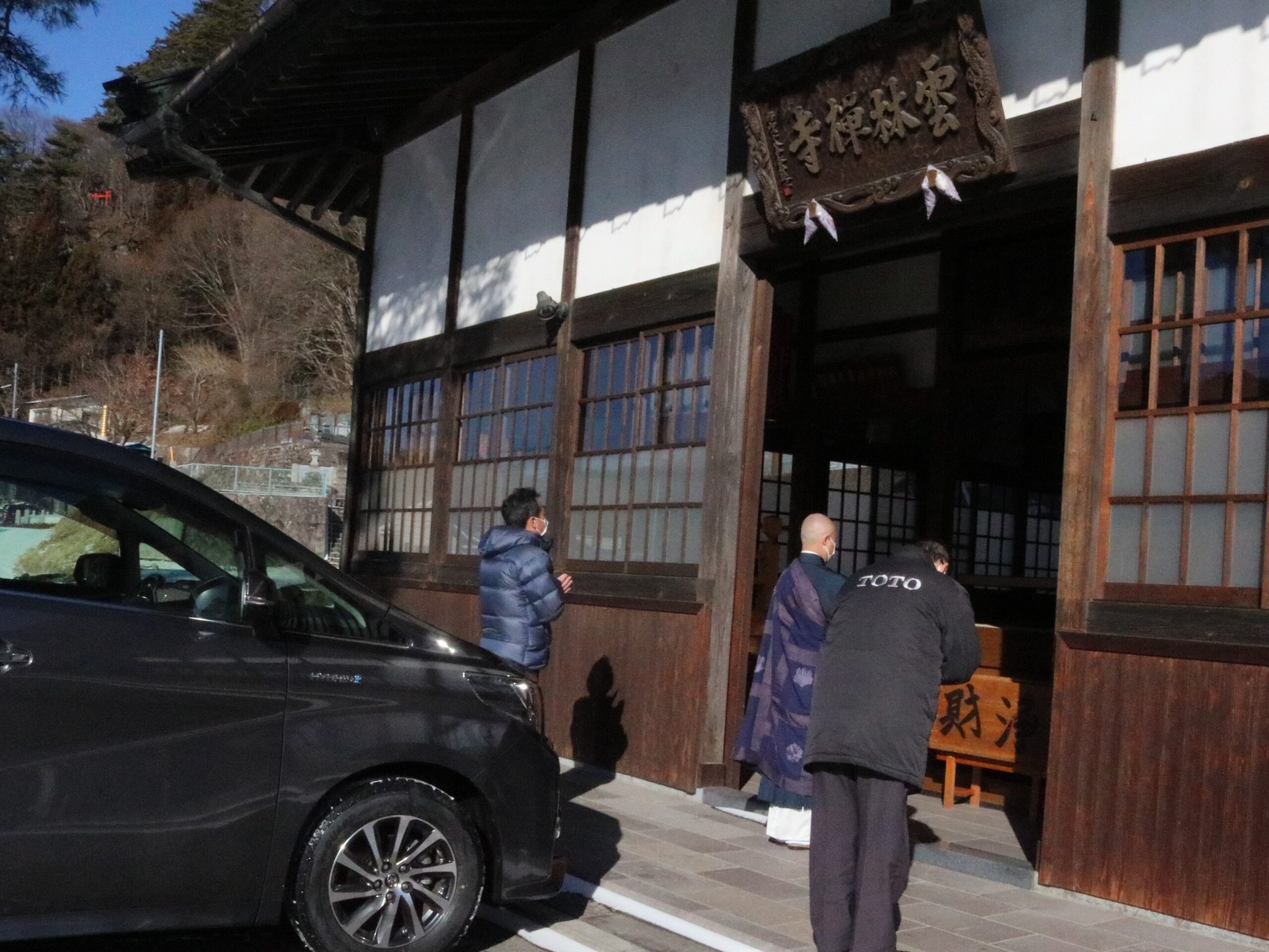 交通安全祈願　手をあわせる　雲林寺