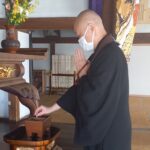 御焼香をつまむ　雲林寺住職