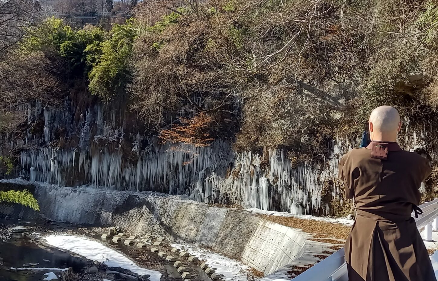 与喜屋の氷柱と雲林寺の住職　1月6日