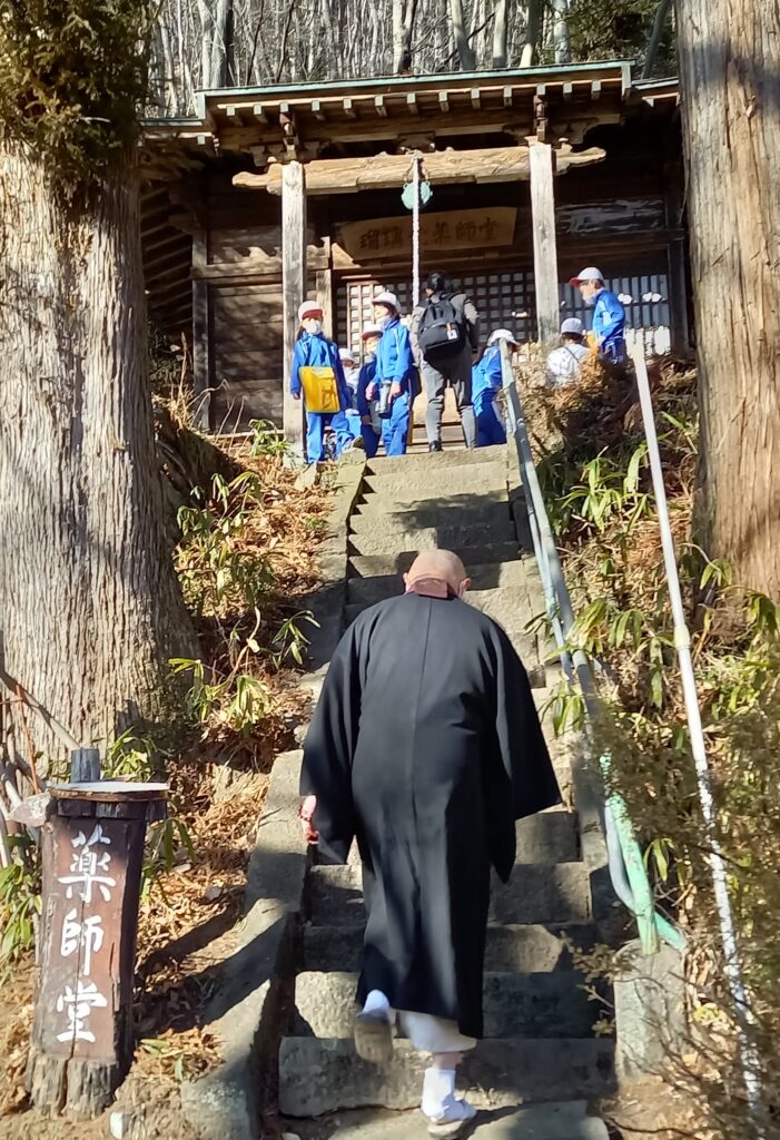 瑠璃光薬師堂　雲林寺住職が向かう