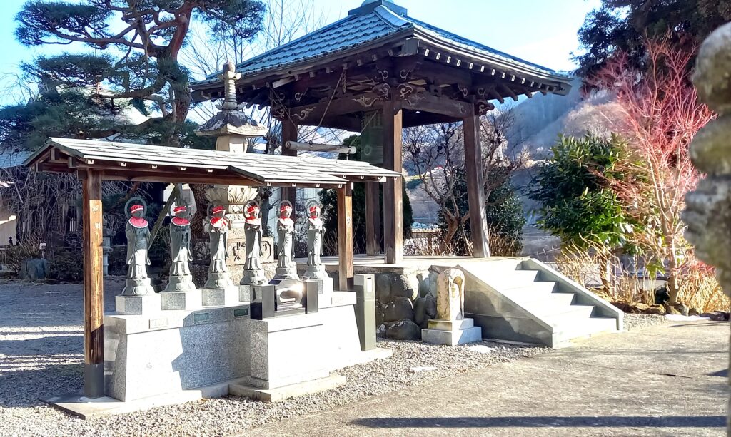 六地蔵と鐘楼堂　雲林寺